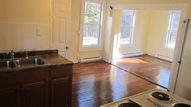 Photo - 955 Main St Apartments