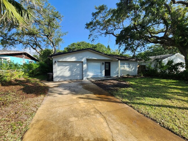 Charming 2 Bed 2 Bath Beachside Home - Charming 2 Bed 2 Bath Beachside Home
