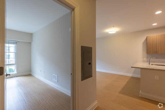 1BR, 1BA - 774SF