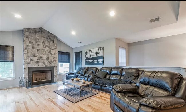 Condo for Rent - 115 Chariot Ct Unit 115