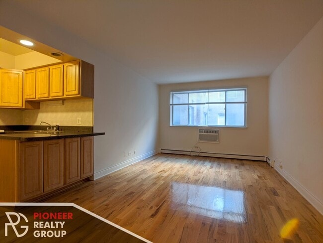 Building Photo - 531 W Aldine Ave Unit #530-208 Rental