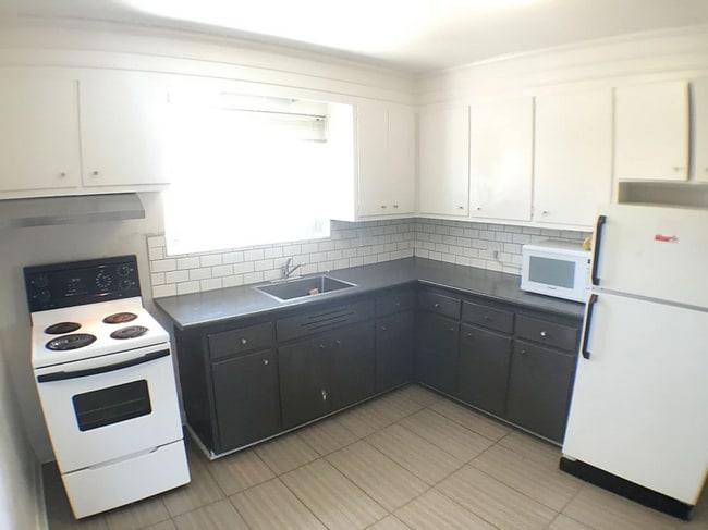 Photo - 158 Meadowlands Dr W