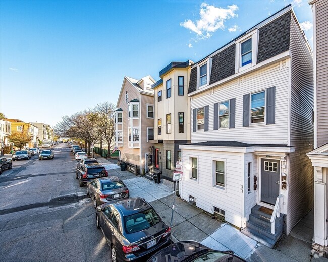 Building Photo - 351 E 8th St Unit 3 Rental