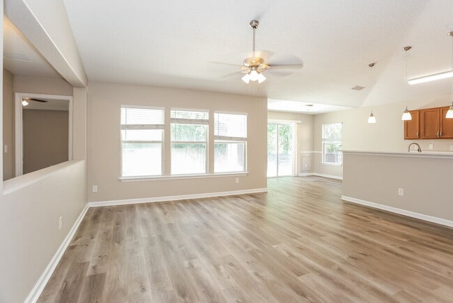 Photo - 392 Bostwick Cir