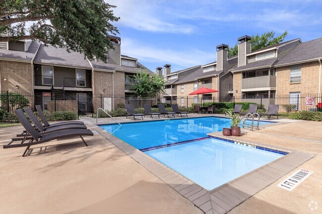 Shimmering Pool - Angleton Manor Rental