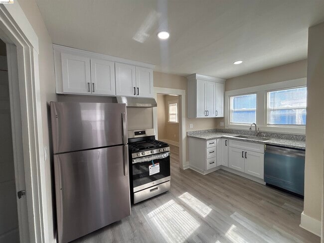 Photo - 706 E 12th St