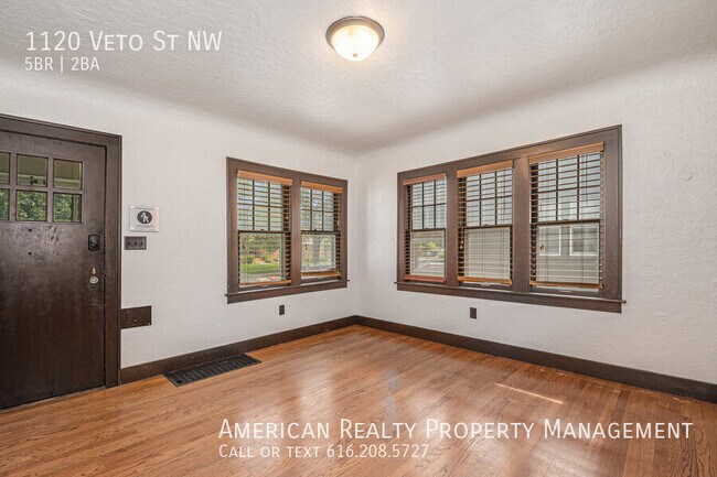 Photo - 1120 Veto St NW