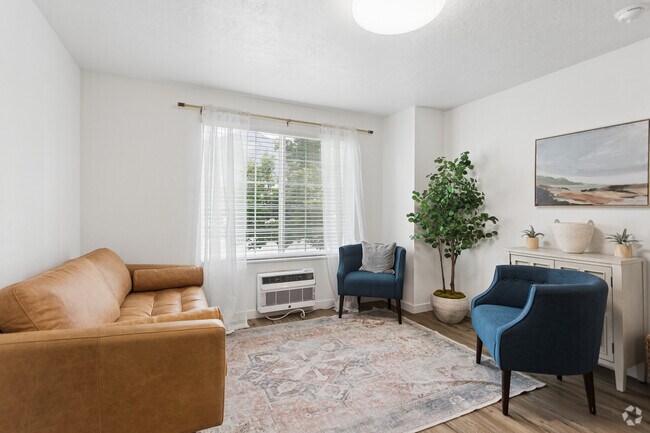 Keystone 1BR, 1BA - 525SF - Living Room