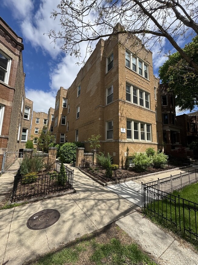 Building Photo - 1930 W Addison St Unit 3S