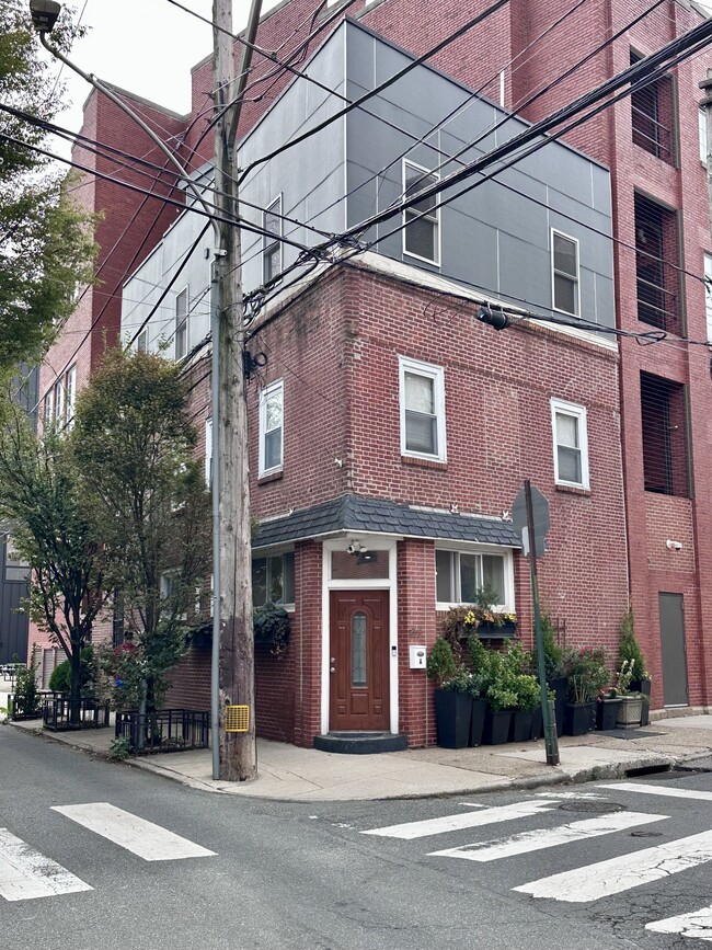 Building Photo - 853 N American St Unit A