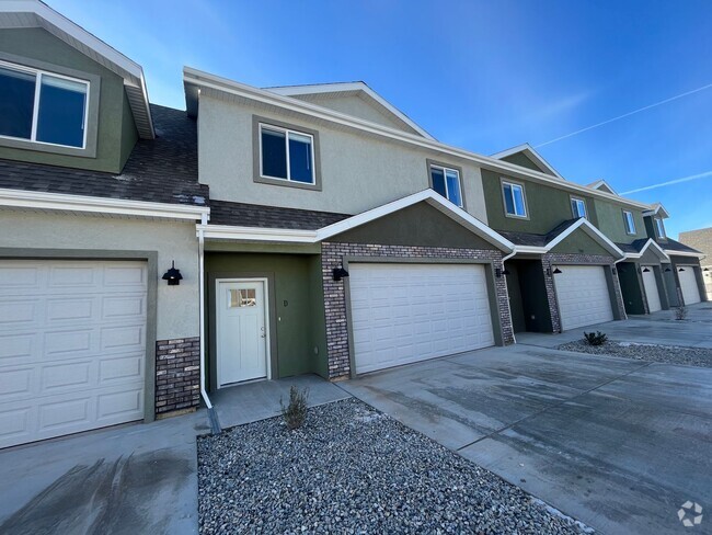 Building Photo - Cedar Townhome