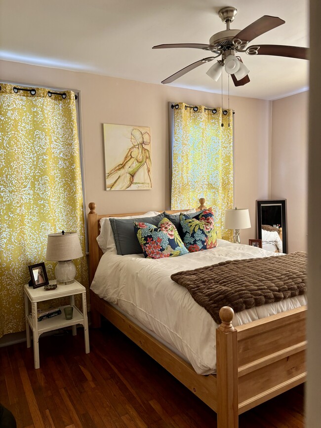 Back bedroom - 1302 E Victory Dr Unit #2