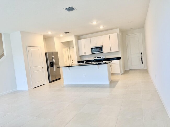 Photo - 586 Salisbury Cir