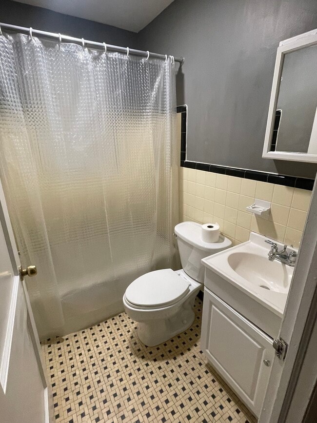 Building Photo - 924 Fox Chase Rd Unit 1st Floor