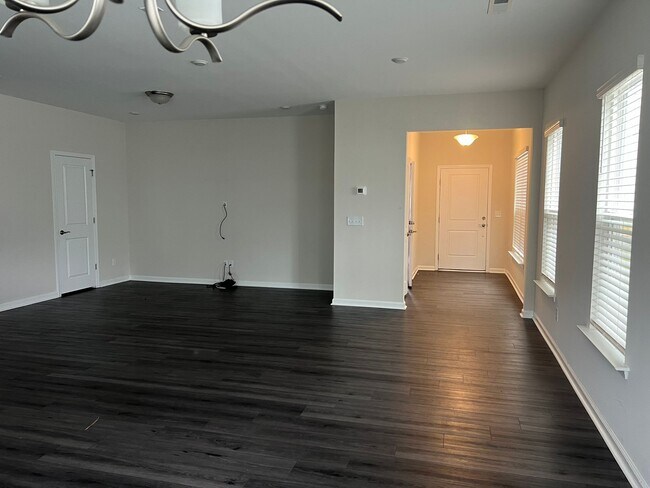 Photo - 1006 Crater Lk Wy