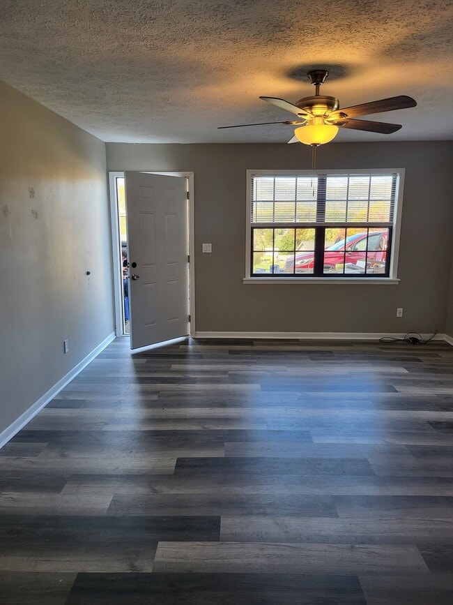 Building Photo - 572 Meadow St