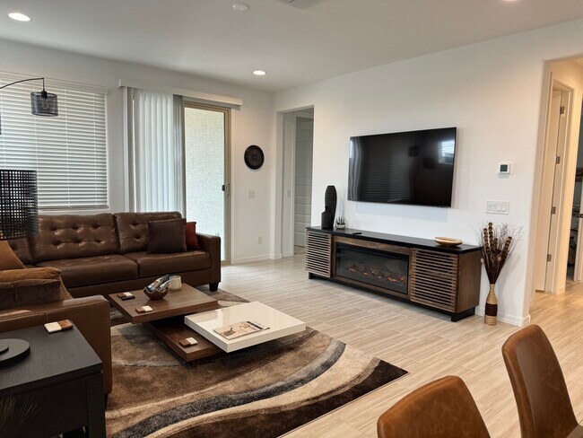 Vista de la chimenea y la televisión inteligente - 9052 W Georgia Ave