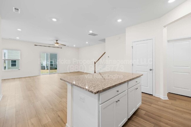 Photo - 7145 Bentz St