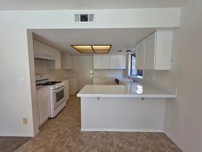Photo - 1128 N Manzanita St