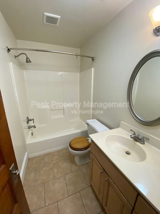 Photo - 244 N Sycamore St Unidad 7