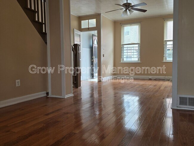 Photo - 323 Cross St