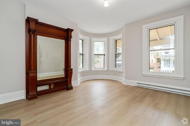Building Photo - 243 Chestnut St Rental