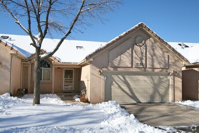 Building Photo - Appealing 3 Bedroom Townhouse Located in G...