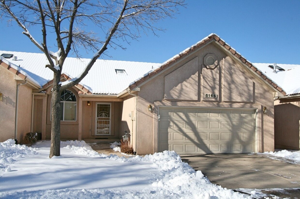 Appealing 3 Bedroom Townhouse Located in G... - Appealing 3 Bedroom Townhouse Located in G...