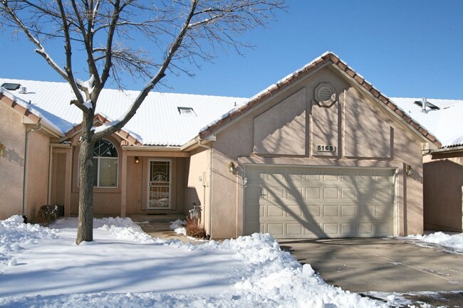 Appealing 3 Bedroom Townhouse Located in G... - Appealing 3 Bedroom Townhouse Located in G...
