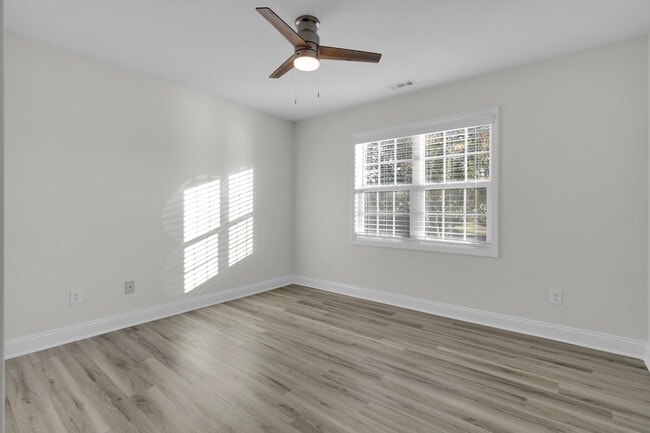 Photo - 204 Two Oaks Ct