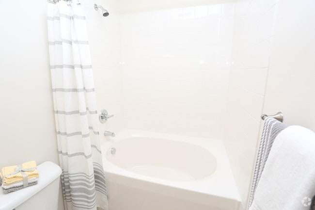 2BR, 2BA - 1069 SF - Bathroom