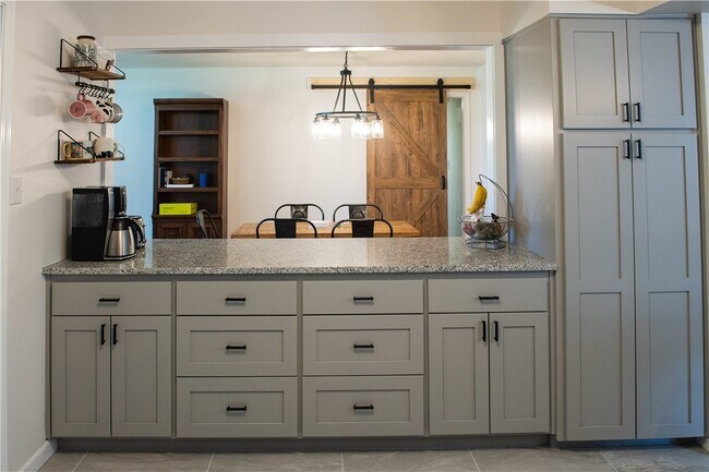 Photo - 1861 W Deane St