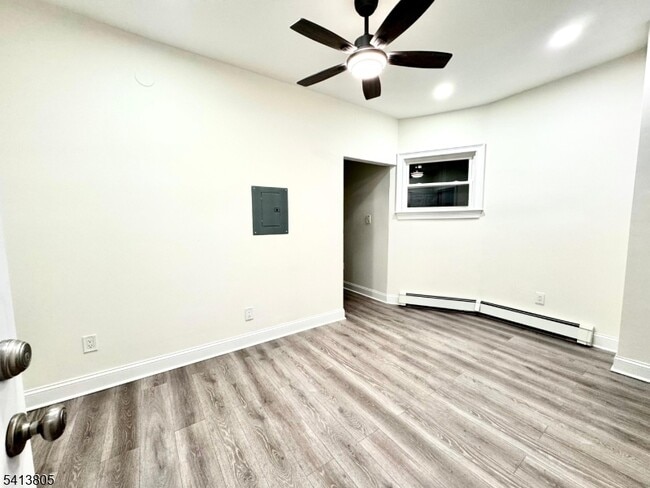 Building Photo - 1015 Flora St