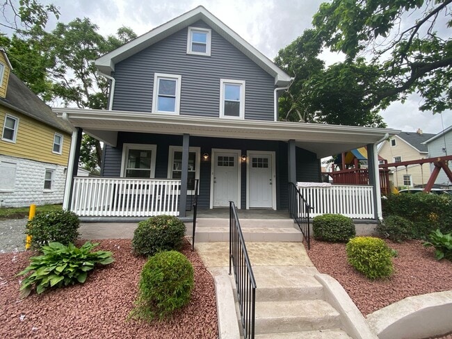 Building Photo - 215 Borden Ave Unit 2