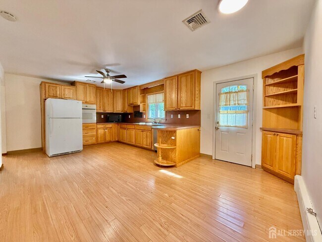 Photo - 452 Cranbury Rd