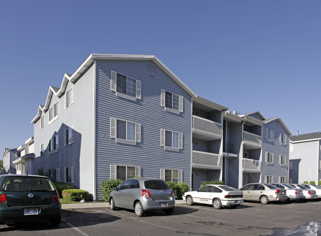 Beautiful landscaped Exterior - Carriage Cove - Student Living Apartments
