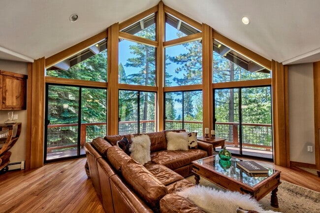 Building Photo - Gorgeous Lakeview! Pet Friendly w a Garage & AC!