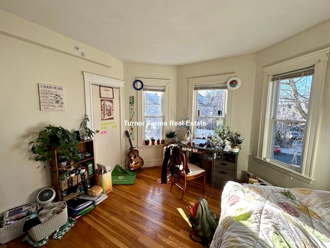 Building Photo - 352 Main St Unit 2