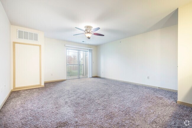 1BR, 1BA - 756SF - Living Room