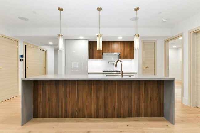Building Photo - 880 E 6th St Unit 2
