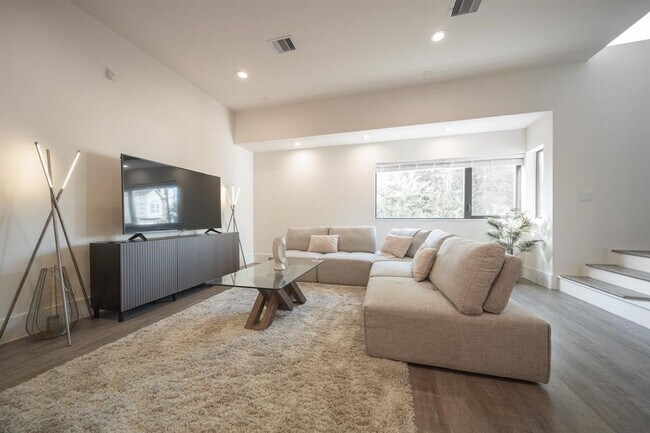 Photo - 2212 Francis St