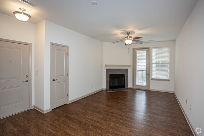 1BR, 1BA - 850 SF