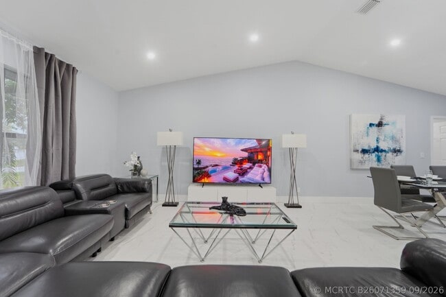 Photo - 606 Juniper Pl