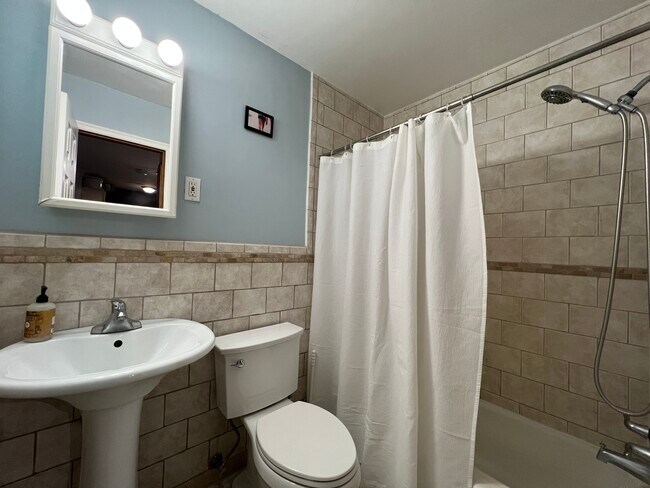 Building Photo - 2112 Garfield Ave Unit 6 Rental