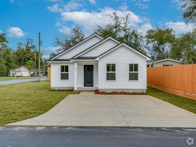 Building Photo - Cleverly designed 3 Bedroom Home Available...