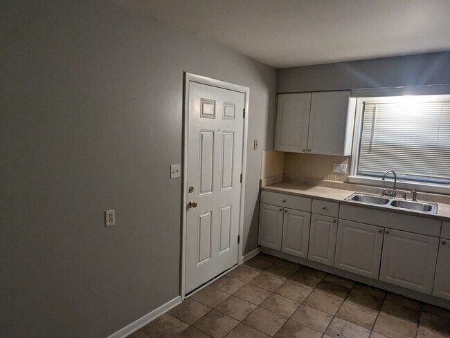 Photo - 8039-8041-8041 W Beckett Ave Unidad 8039 Lower