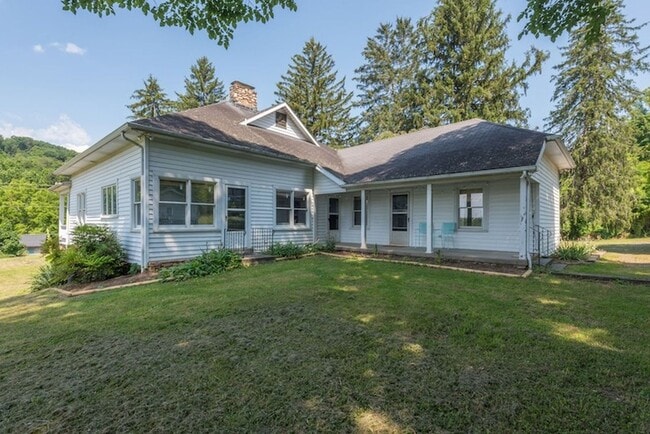 Photo - Weaverville Farmhouse Rental!