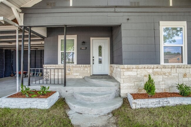 Photo - 902 Clark St