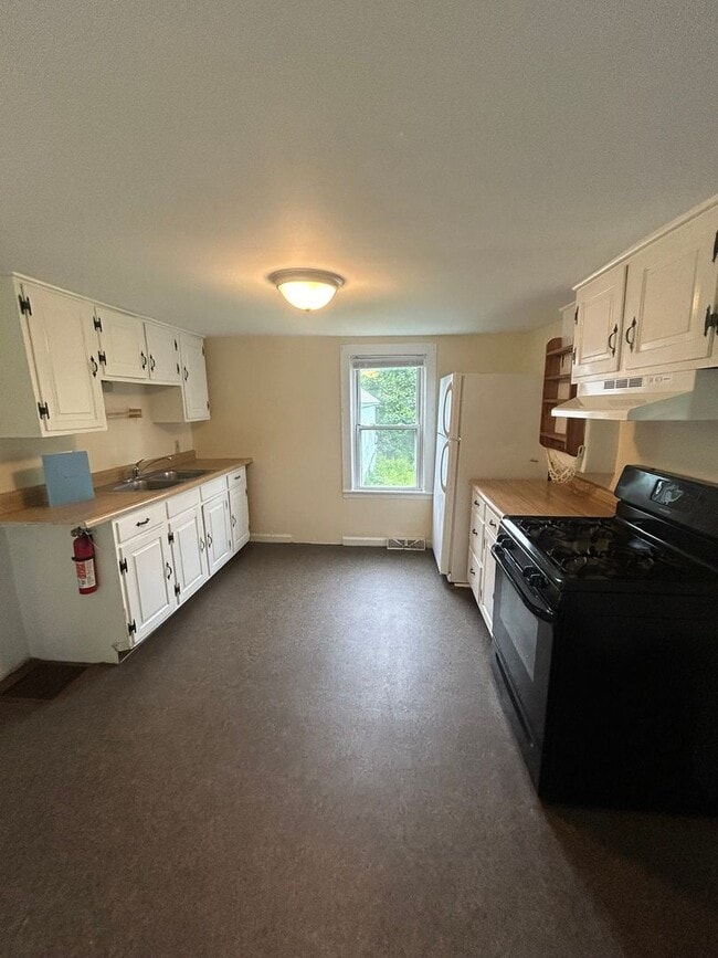 Building Photo - 79 Chase St Unit 79 1/2 Chase St Rental
