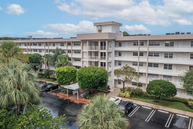 Building Photo - 3850 Oaks Clubhouse Dr Unit 307